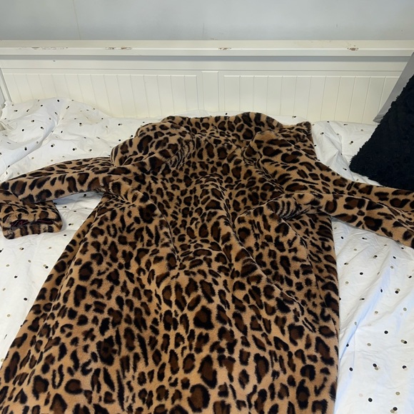 Sandova fuzzy cheetah print coat with satin inside - Picture 7 of 8